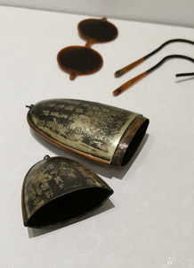 民国铜刻大师陈寅生制高山狩猎图诗词眼镜盒与天然水晶平光眼镜